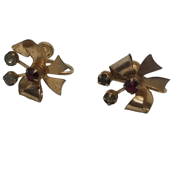 VINTAGE 1940s SCREW BACK STYLE GOLDTONED RIBBON DESIGN EARRINGS WITH FAUX RUBY - Picture 3 of 5